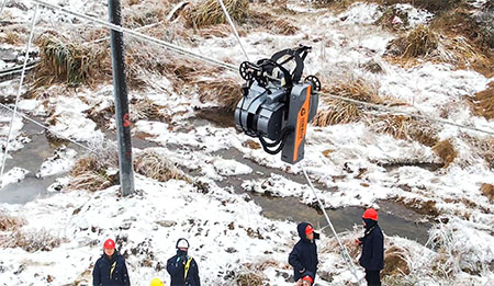 Using asymmetric folding force to break ice.