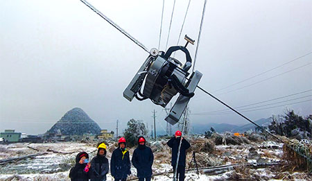 Use the frequency-adjusted vibration force to shake off the ice coating.