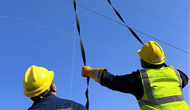 Drone/insulating rod for hanging traction rope